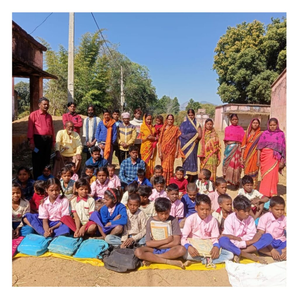 धरना का दुसरा दिन।*भुसाढ़ स्कूल खोलने की मांग को लेकर छात्र छात्राओं ने स्कुल में दुसरे दिन भी दिया धरना*माननीय मुख्यमंत्री, शिक्षा मंत्री से धरना पर बैठे छात्र छात्राओं की स्कूल खोलवाने की गुहारपंचायत समिति सदस्य अयुब खान भी छात्र छात्राओं के मांगों के समर्थन में धरना पर ।