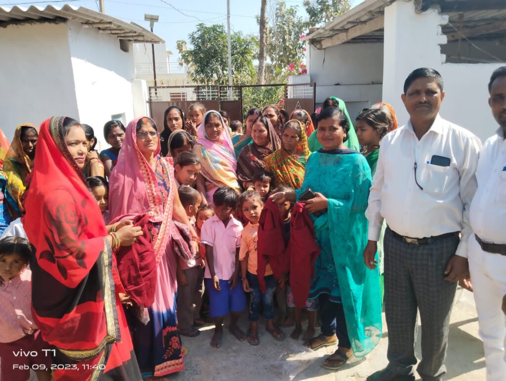 महुअरि मुखिया ने किया आंगनबाड़ी केंद्र के बच्चों के बीच गर्म स्वेटर का वितरण