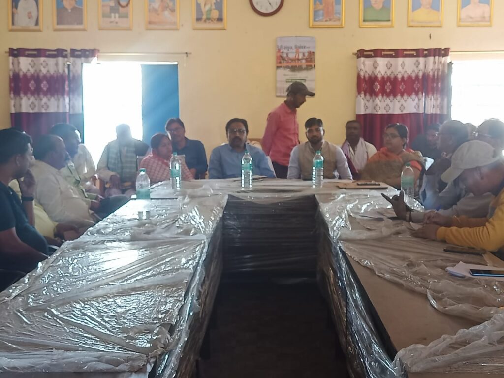 एनएच-75 सड़क चौड़ीकरण एवं बाईपास निर्माण कार्य के लिए अधिग्रहित की गयी भूमि के भूस्वामियों से भूअर्जन पदाधिकारी ने की मुलाकात!