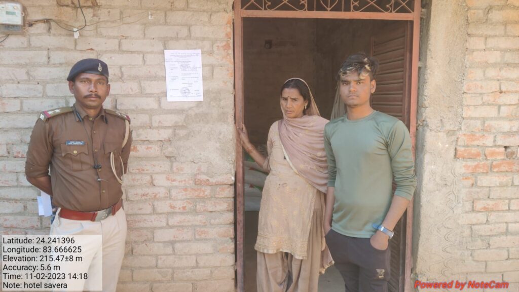 लूट की घटना में शामिल आरोपी अभियुक्त शराफत अंसारी के घर पुलिस ने चिपकाया इश्तेहार