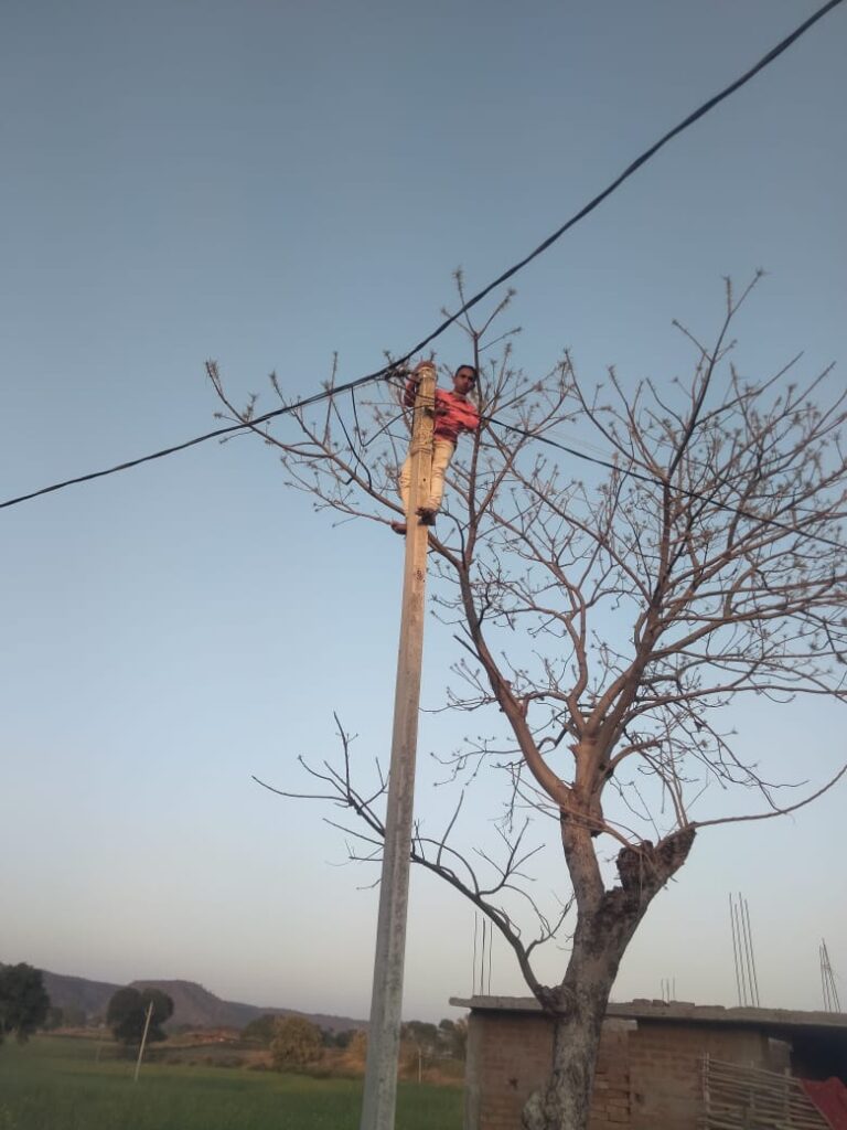 खरौंधी के सिसरी एवं हुसरू केवाल टोला में बिजली चोरी करते हुए कनीय अभियंता ने 18लोगों को पकड़ा, प्राथमिक दर्ज