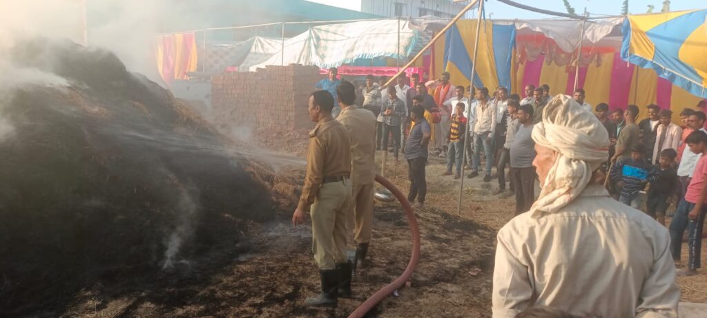 आग लगने से किसान के 60 हजार का पुआल जलकर हुआ राख।