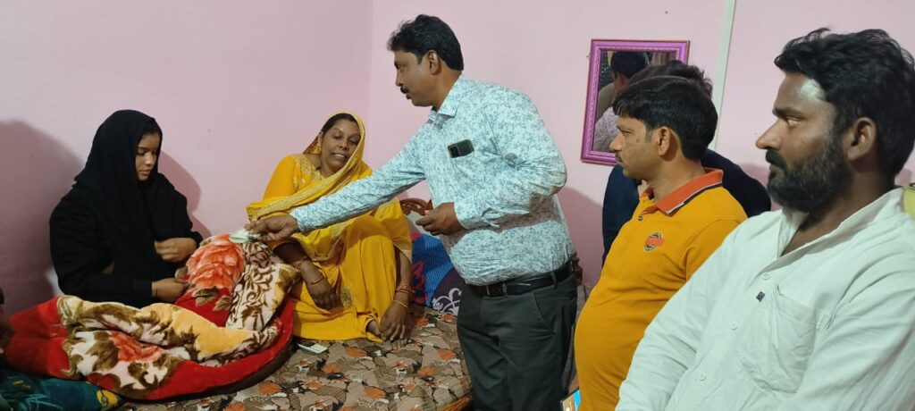 आंख की रोशनी पाने के लिए संतोष केसरी ने 25 हज़ार दे कर किया सहयोग।