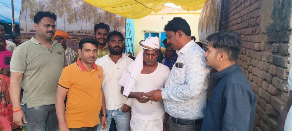 नगर परिषद गढ़वा अध्रोयक्ष प्रतिनिधि ने सकेन्द्र राम की पत्नी देहांत पर दीया सहायता राशि