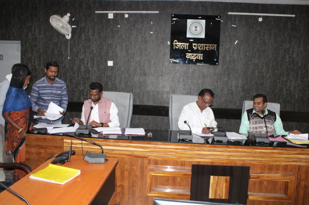 उपायुक्त के निर्देश पर जनता दरबार के माध्यम से पदाधिकारियों ने सुनी आमजनों की समस्याएं।