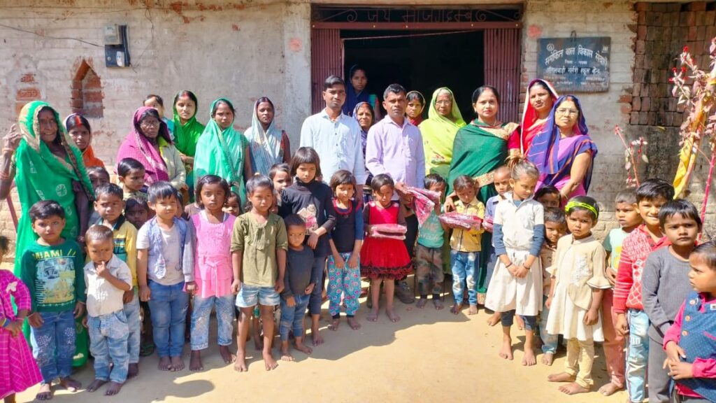 मुखिया अनीता देवी ने आंगनबाड़ी केंद्र के 45 बच्चों के बीच किया गर्म कपड़ा का वितरण।