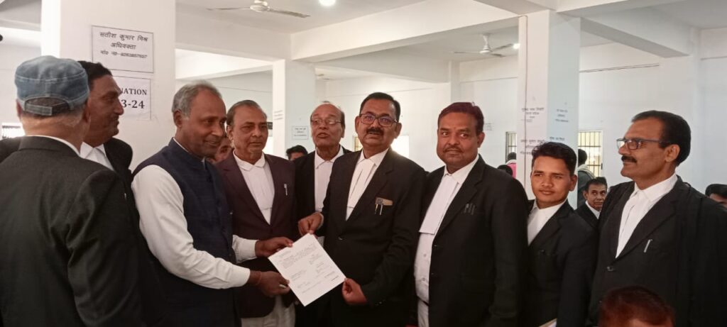 गढ़वा जिला अधिवक्ता संघ के द्विवार्षिक चुनाव में वरिष्ठ अधिवक्ता एवं जीपी परेश कुमार तिवारी ने आज महासचिव पद के लिए नामांकन पत्र दायर किया।