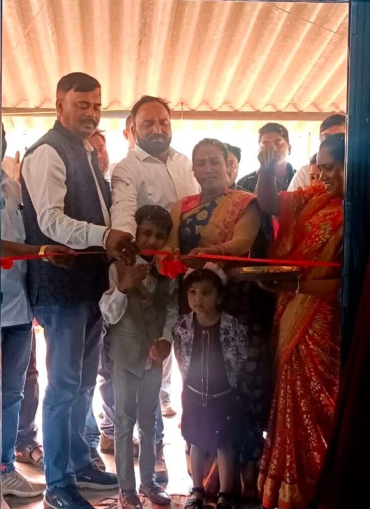 न्यू रूरल पब्लिक  इंग्लिश मीडियम स्कूल का मुखिया मोनिका खलखो एवं डॉक्टर कादरी द्वारा संयुक्त रूप से फीता काटकर किया उद्घाटन।