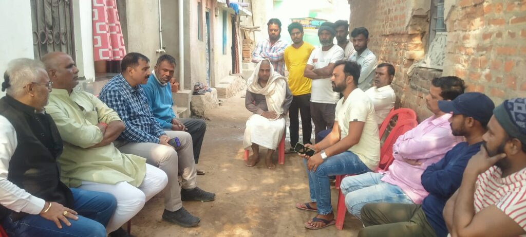 बिश्रामपुर प्रखंड के अंतर्गत तोलरा और रेहला में  दो मृतक के परिजनों से मुलाकात करते हुए भाजपा प्रदेश कार्यसमिति के सदस्य डॉ ईश्वर सागर चंद्रवंशी जी