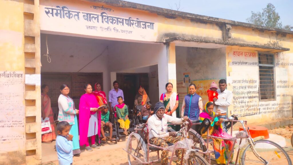 मुखिया अनीता देवी एवं बाल विकास परियोजना पदाधिकारी रीना साहू ने विकलांग, असहाय लोगों को बीच बांटा ट्राई साइकिल एवं व्हील चेयर