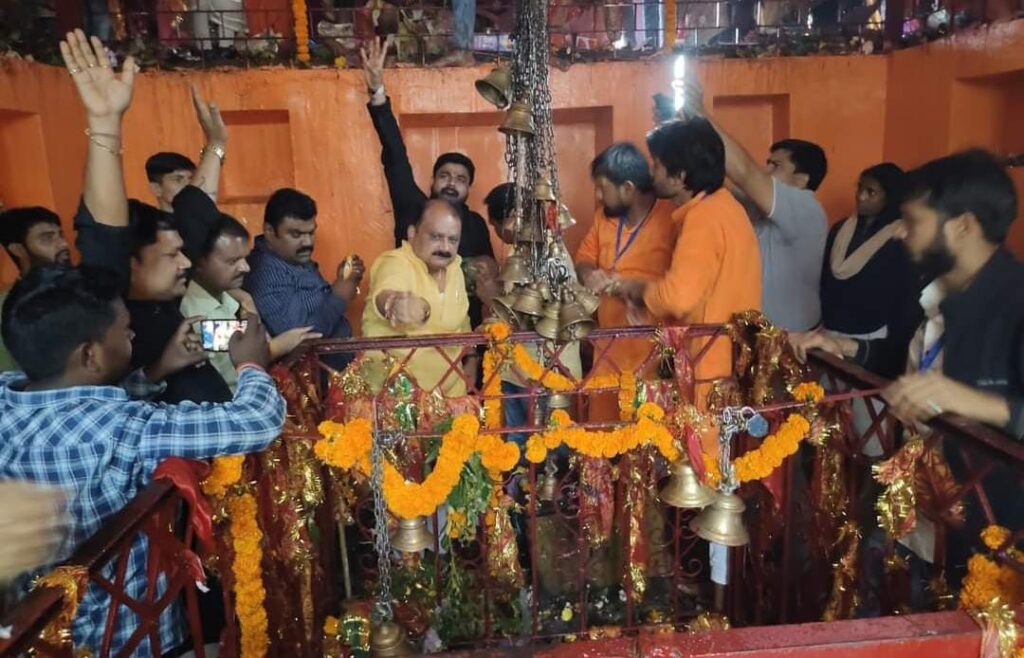 मंत्री ने बाबा खोन्हर नाथ सहित विभिन्न शिवालयां में किया दर्शन