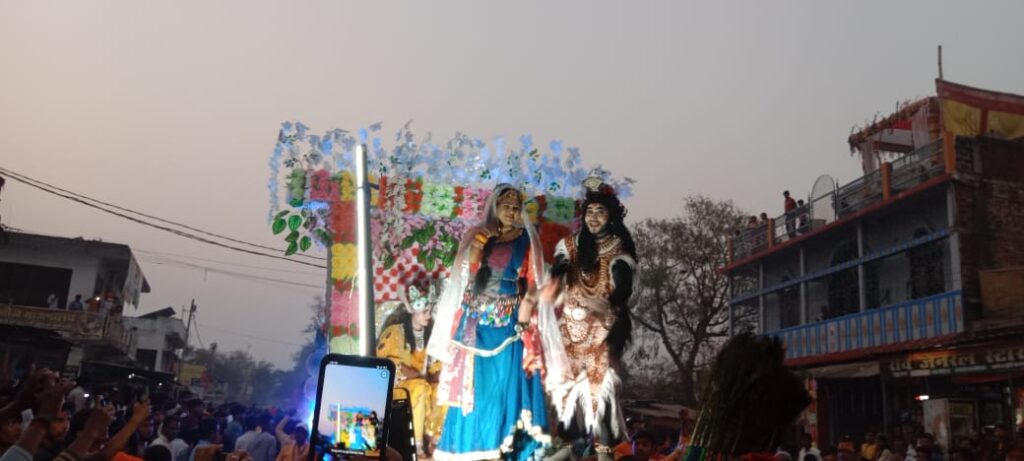 महाशिवरात्रि के दिन वृंदावन से आये कलाकारों की ओर से निकाला गया भव्य शोभायात्रा।