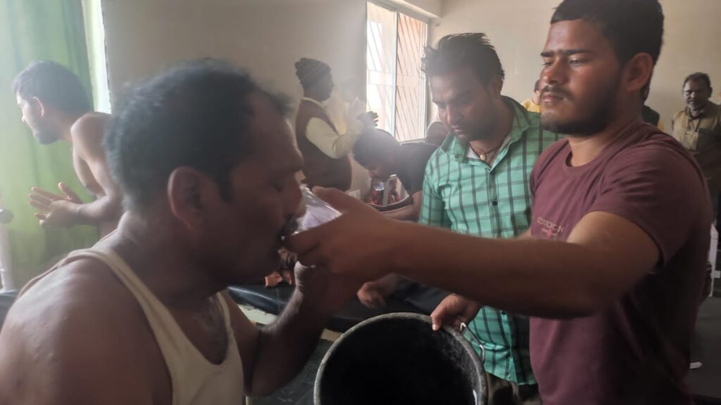 दाह संस्कार में जाते हुए लोगों पर मधुमखियों ने किया हमला,दर्ज़नो से ज्यादा लोग हुए जख़्मी!