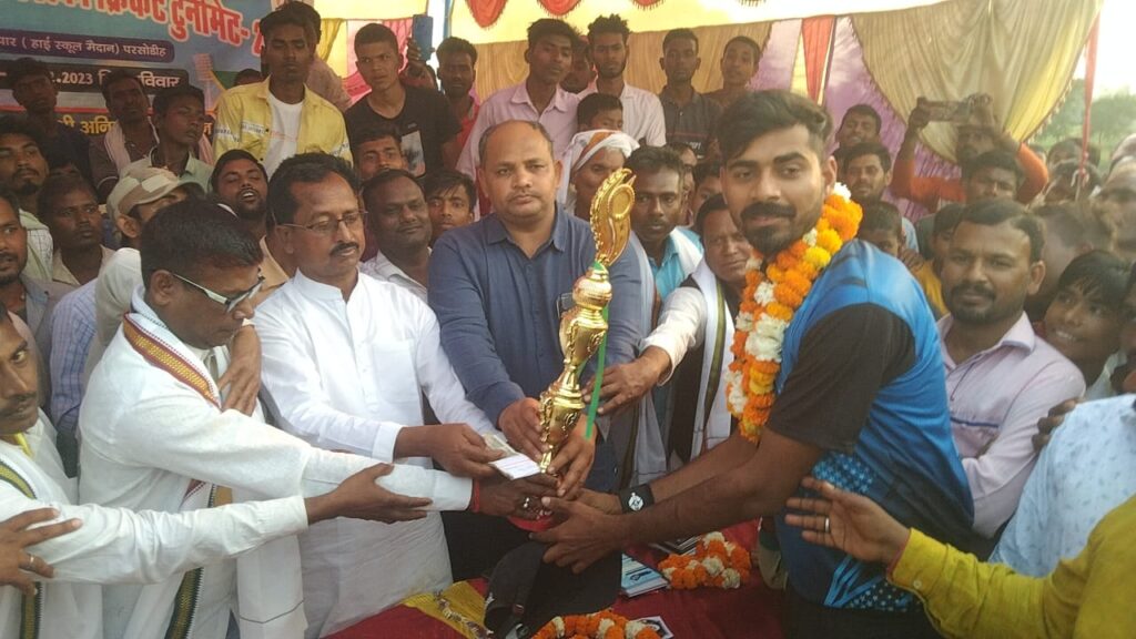 भवनाथपुर की टीम बनी विजेता।