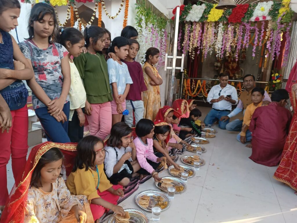 दुर्गा मन्दिर का 17 वा स्थापना दिवस समारोह मंगलवार को धूम-धाम से मनाया गया।
