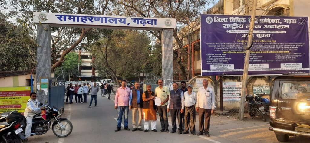 वित्तरहित शिक्षा संघर्ष मोर्चा ने डीसी को मांग पत्र सौपा।