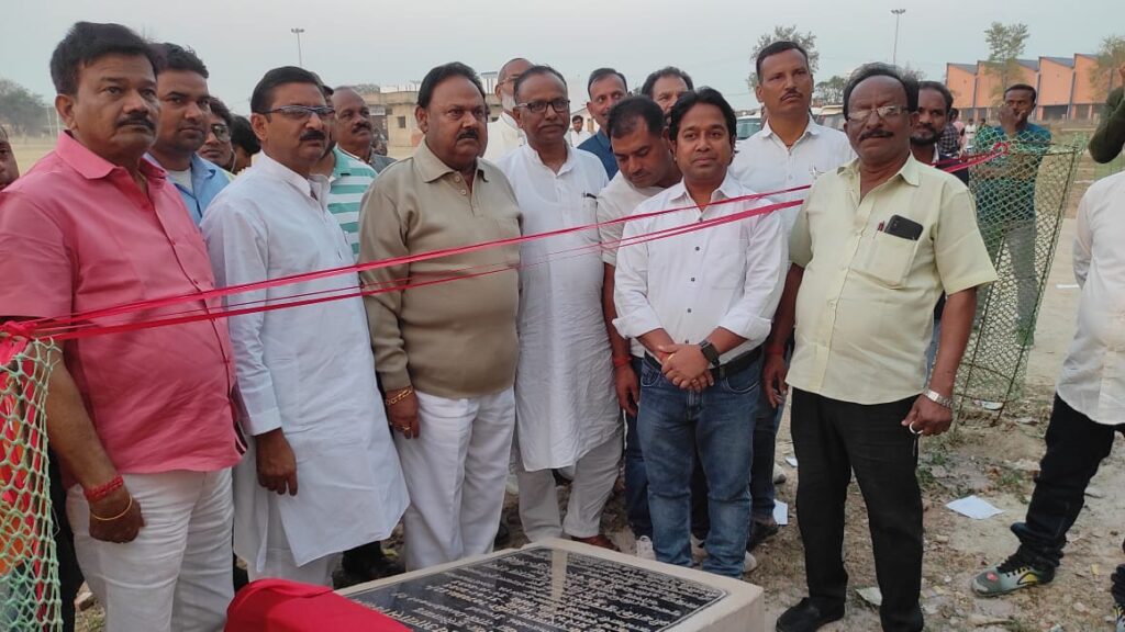 विधायक व नगर अध्यक्ष ने किया अनुमंडल मैदान जीर्णोद्धार कार्य का शिलान्यास।