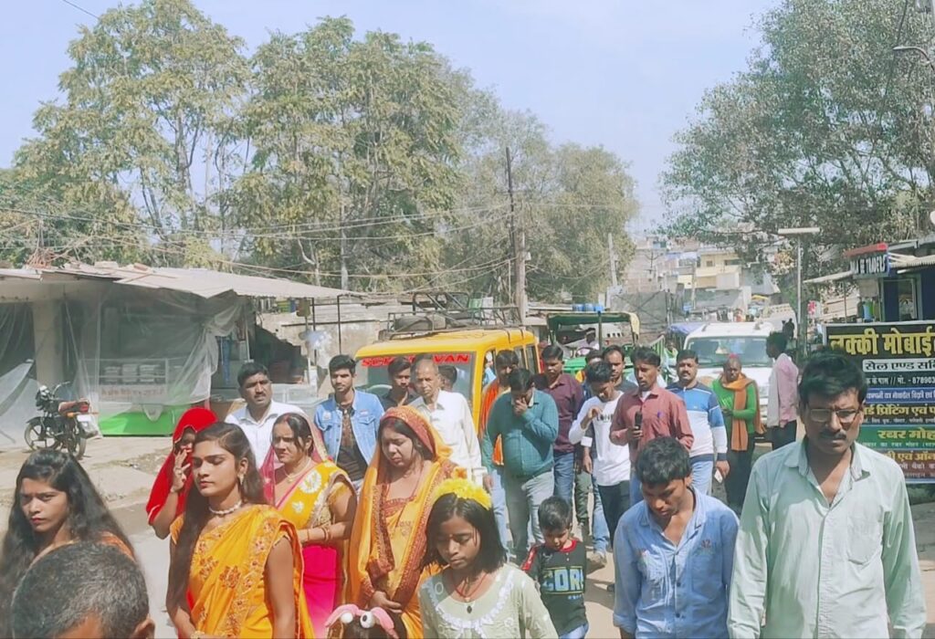 प्राचीन दुर्गा मन्दिर का चतुर्थ स्थापना दिवस पर निकाली गई भव्य शोभायात्रा।