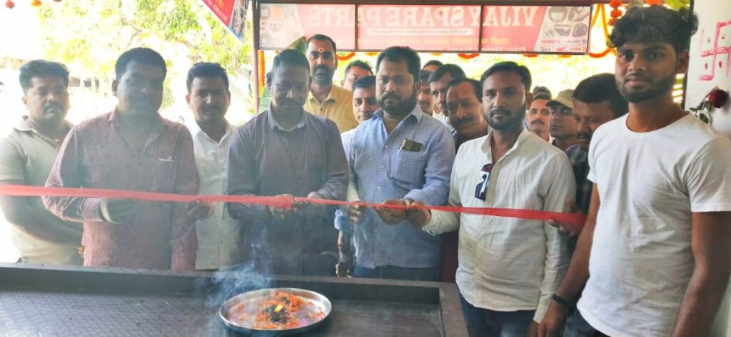 बिशुनपुरा लाल चौक स्थित विजय स्पेयर पार्ट्स दुकान का थाना प्रभारी बुधराम सामद व मंडल प्रभारी ने किया उद्घाटन