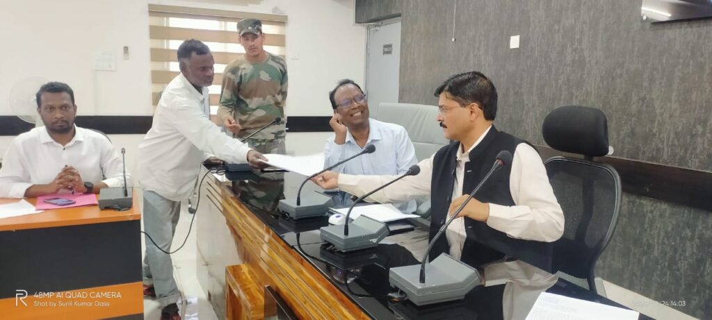 उपायुक्त शेखर जमुआर ने जनता दरबार का आयोजन कर सुनी आमजनों की समस्याएं।