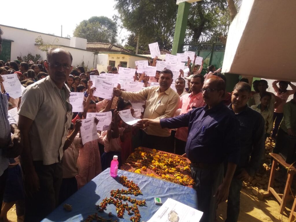 खरौंधी राजकृत उत्क्रमित मध्य विद्यालय बजरमरवा अभिभावक गोष्ठी का किया गया आयोजन