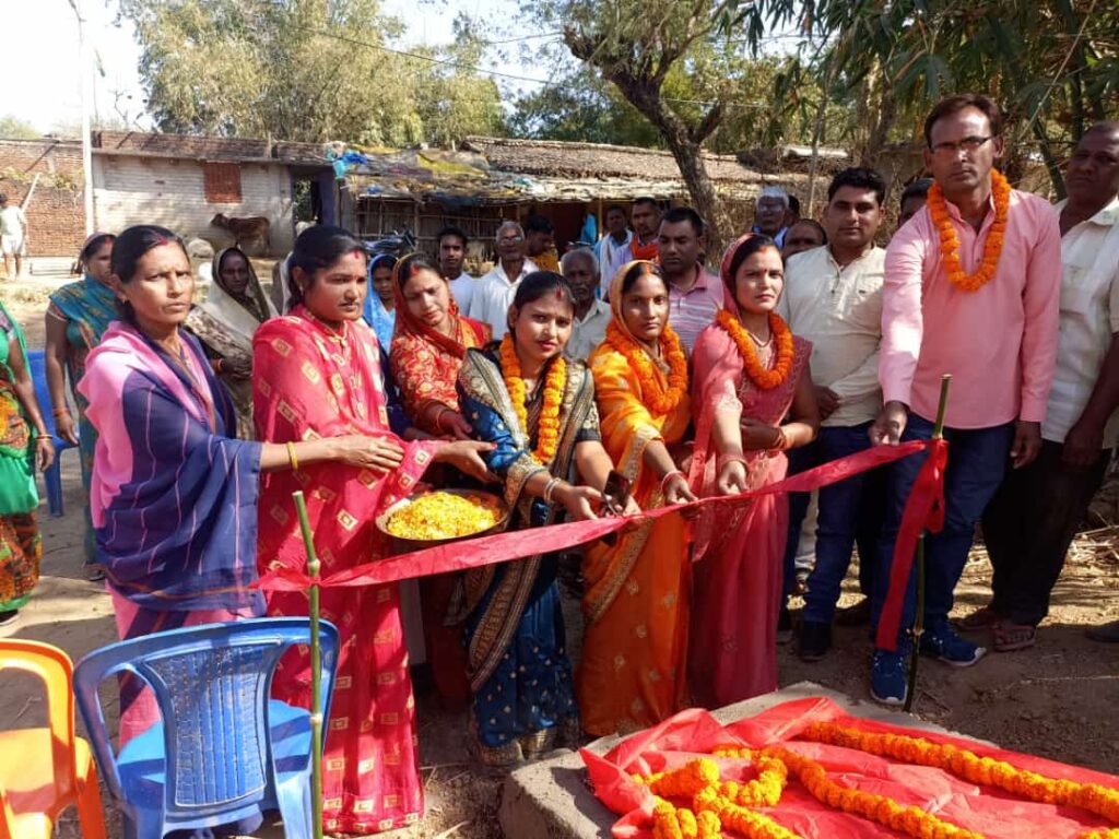 बिशुनपुरा पंचायत के मुखिया प्रमिला देवी ने डब्लू .सी.डी एवं मनरेगा से बनने वाली आंगनबाड़ी केंद्र का शिलान्यास नारियल फोड़कर किया।