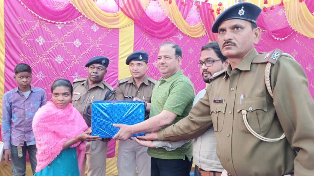 चन्दन कुमार सिन्हा ने निक्षय पोषण योजना के अंतर्गत 7 टी बी मरीजों को पोषण किट वितरित किया