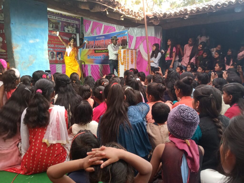 विशुनपुरा प्रज्ञा प्रगति मार्गदर्शन कोचिंग सेंटर में 8वीं,10वीं एवं 12वीं के विद्यार्थियों को दी गई विदाई। बच्चों ने प्रस्तुत किए सांस्कृतिक कार्यक्रम