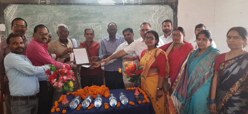 हुसैनाबाद मध्य विद्यालय के शिक्षक का सेवानिवृत्ति पर सम्मान समारोह का किया गया आयोजन।