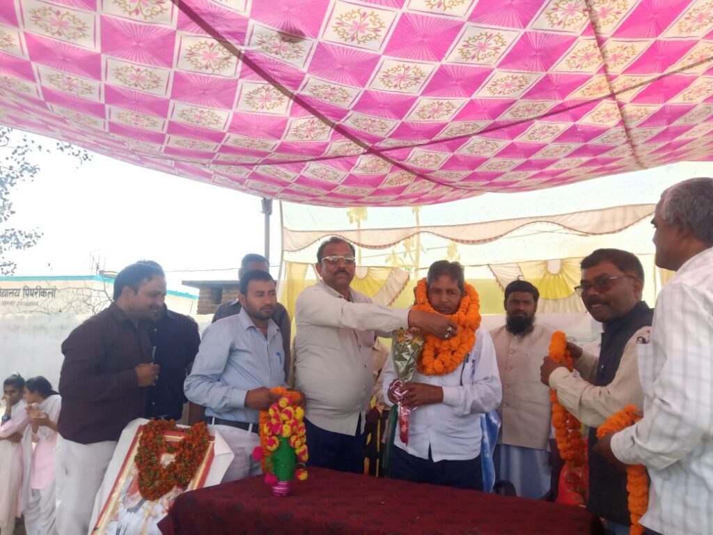राजकीय प्लस टू उच्च विद्यालय में सेवानिवृत्त शिक्षक को दी गई भावपूर्ण विदाई, बच्चों के आंखों में छलके आंसू
