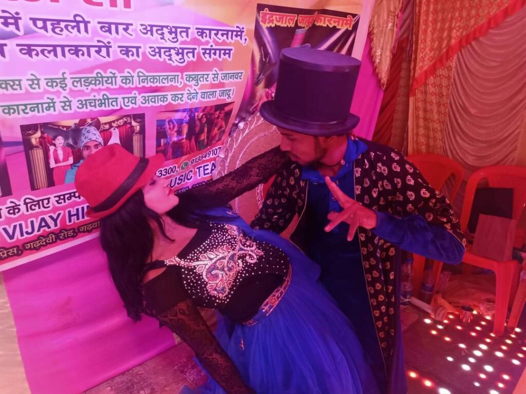 फिल्म नरक तक के हीरो एवं जादूगर विजय हिंद तथा तान्या श्री आंख पर पट्टी बांधकर चलाएंगे बाइक