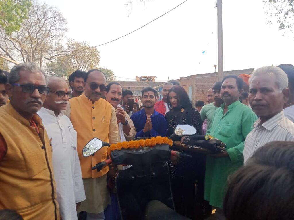 अद्भुत और अनोखा,जादूगर विजय हिंदी ने आंख पर पट्टी बांधकर चलाया बाइक, ग्रामीण रहे उपस्थित