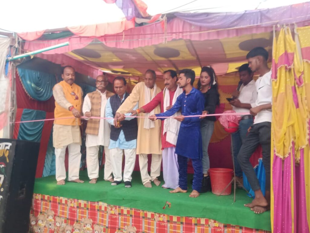 विष्णु मंदिर विकास समिति ने किया जादूगर खेल का उद्घाटन, सैकड़ों ग्रामीण रहे उपस्थित