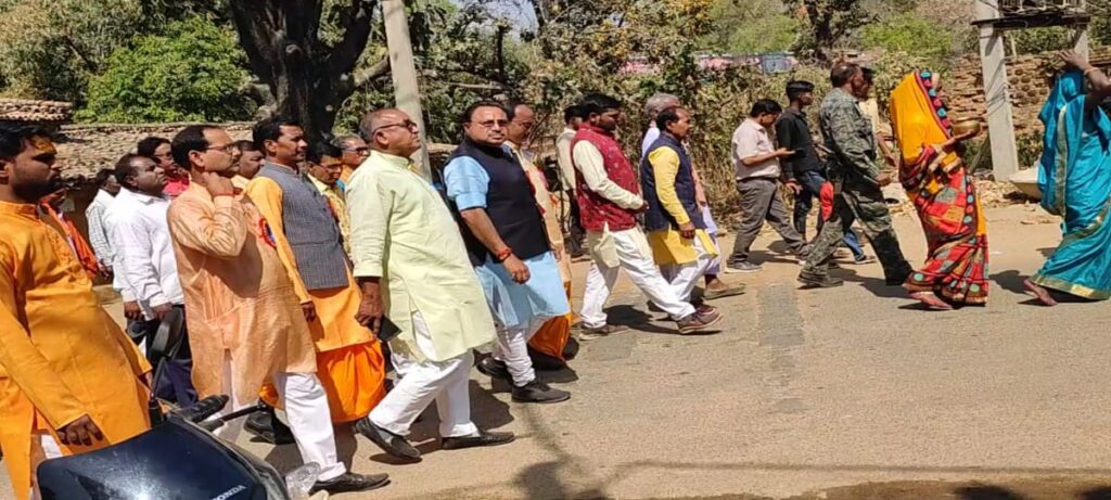 कलश यात्रा में उमड़ी श्रद्धालु भक्तों की भीड़, पूर्व विधायक अनंत प्रताप देव रहे उपस्थित।