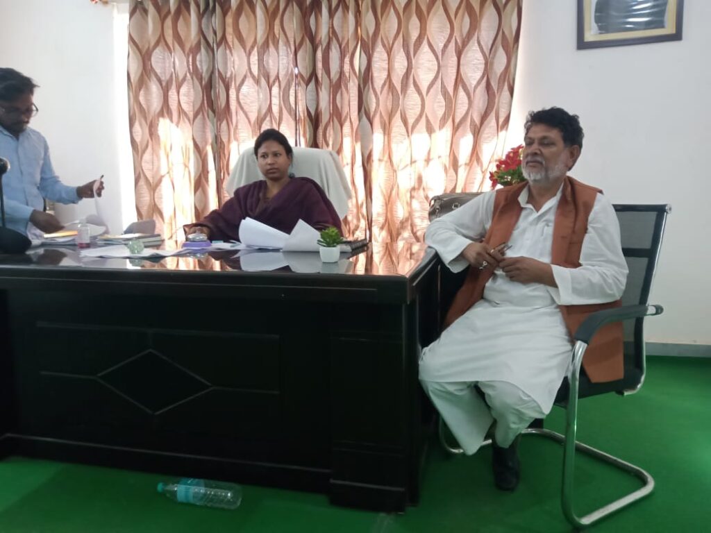बिशुनपुरा में रवि फसल ऑनलाइन के नाम पर प्रज्ञा केंद्र संचालकों द्वारा बड़े पैमाने पर की जा रही है, अवैध पैसे की वसूली।