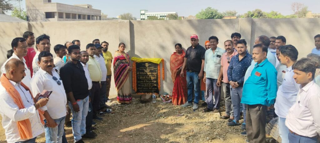 20 दुकानों का शिलान्यास नगर परिषद गढ़वा के अध्यक्षा पिंकी केसरी के द्वारा संयुक्त रूप से पूजा अर्चना कर एवं नारियल फोड़कर किया गया।