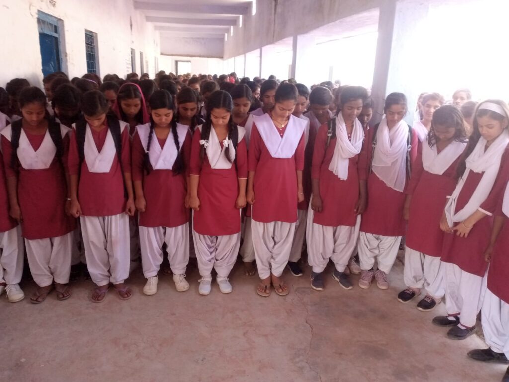दिलीप प्रसाद गुप्ता के आकस्मिक निधन पर शनिवार को बालिका उच्च विद्यालय में शोक सभा कर मृतात्मा की शांति।