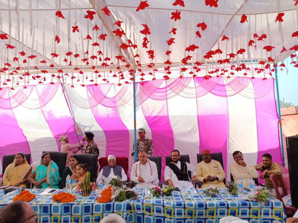 सांसद आपके पंचायत कार्यक्रम के तहत पलामू सांसद विष्णुदयाल राम शनिवार को सिलीदाग पंचायत पहुंचे।