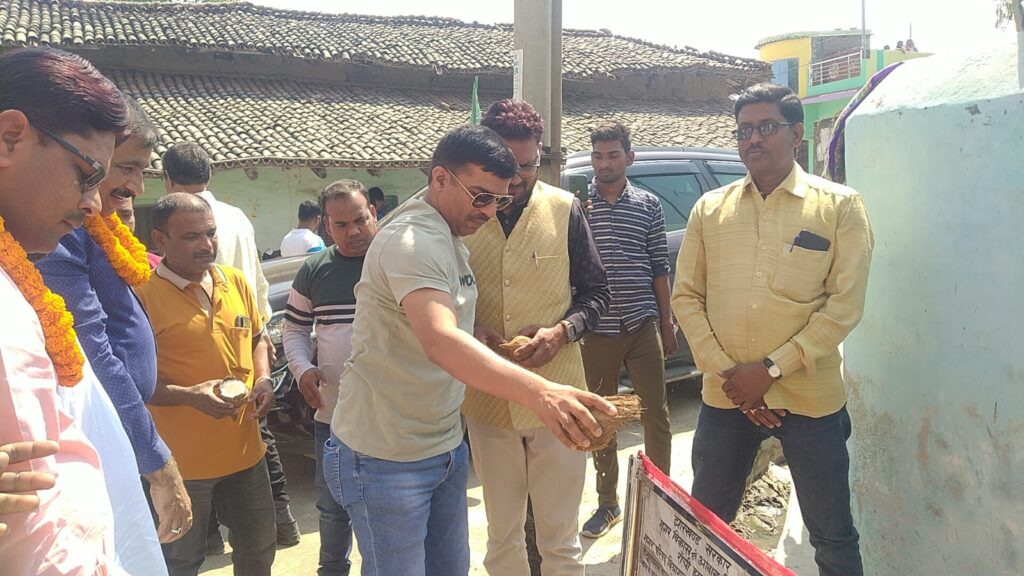 विश्रामपुर नगर परिषद अंतर्गत वार्ड 14 के कविलाशी मुहल्ला में दो पीसीसी पथ का उद्घाटन हुआ