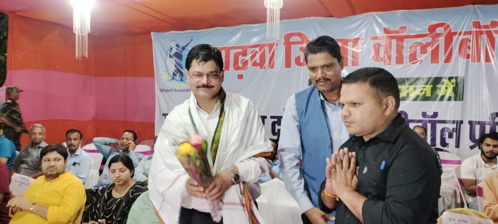 गढ़वा जिला वॉलीबॉल संघ की ओर से स्वर्गीय उदय शंकर दुबे के स्मृति पर वॉलीबॉल प्रतियोगिता का किया गया आयोजन।