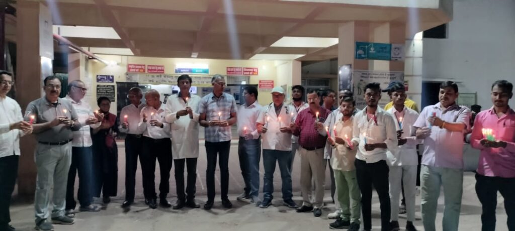 मेडिकल प्रोटेक्शन एक्ट सहित विभिन्न मांगों को लेकर चिकित्सकों का कैंडल मार्च