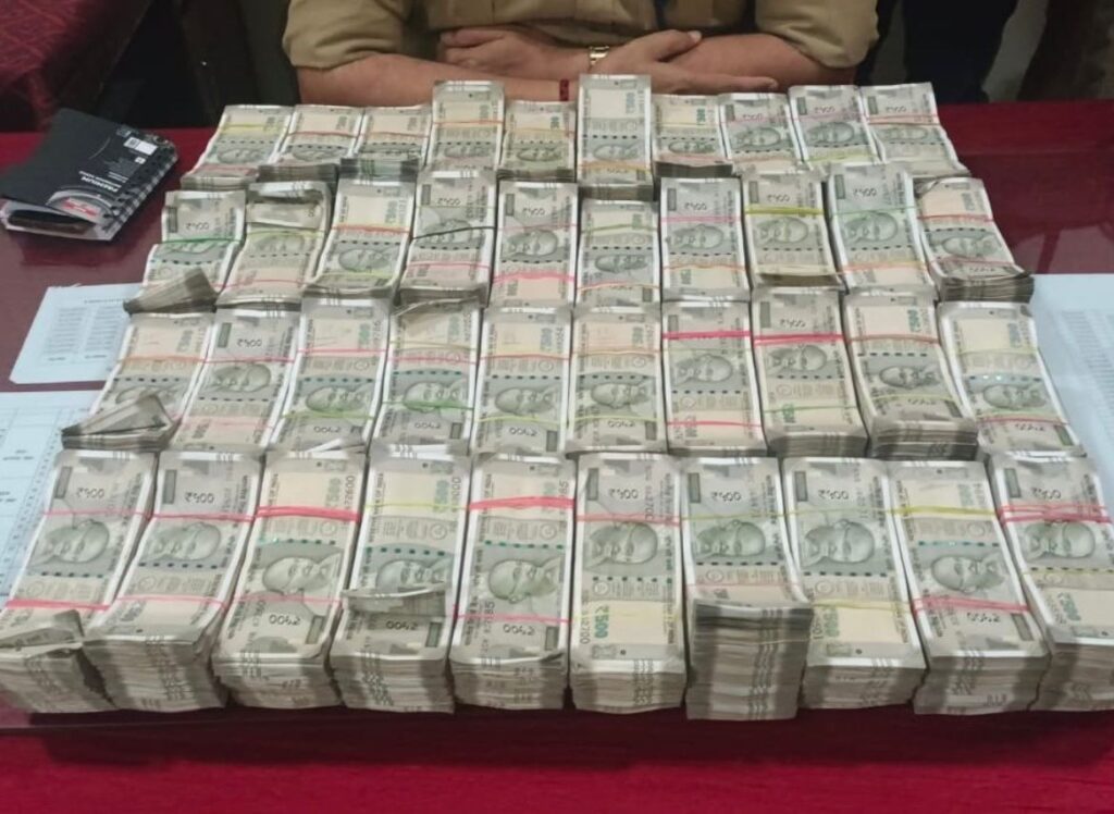 वाराणसी जंक्शन पर झारखंड के दो युवकों को 1 करोड़ कैश के साथ GRP ने गिरफ्तार किया है।