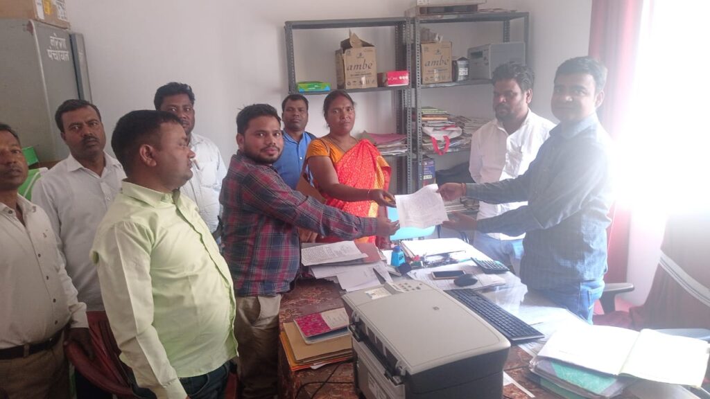 मनरेगा कर्मियों ने बीडीओ को आवेदन देकर प्रखंड कार्यक्रम पदाधिकारी के द्वारा अभद्र व्यवहार करने एवं मानदेय काटने का लगाया आरोप।