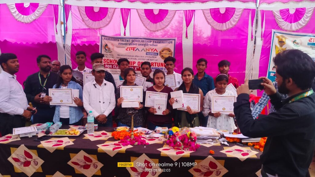 विद्या भारती हाई स्कूल के विद्यार्थियों ने गढ़वा जिला में लहराया परचम, दीपक बना जिला टॉपर
