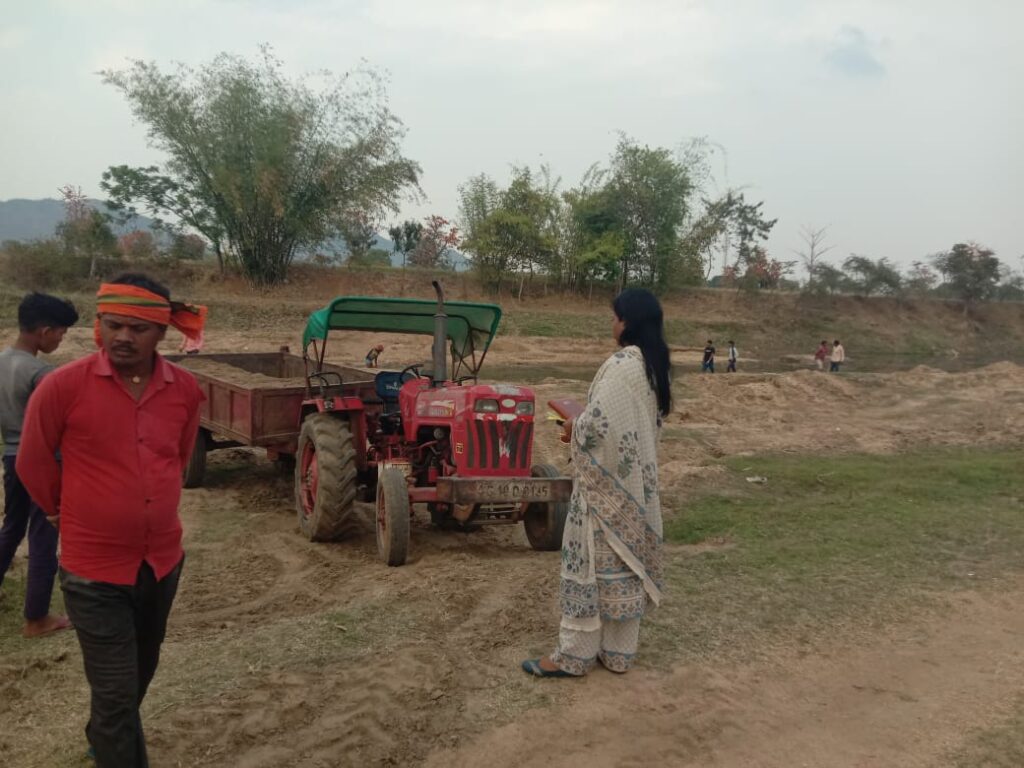 बिग ब्रेकिंग: बिशुनपुरा सीओ द्वारा बालू घाट की छापेमारी की गई,7 ट्रैक्टर जब्त