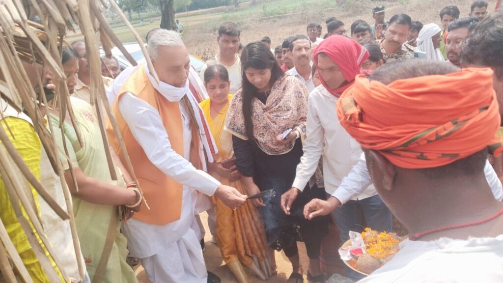 जलमिनार, तलाब छठ घाट सहित अन्य योजनाओं  का शिलान्यास करते विधायक रामचंद्र चंद्रवंशी।