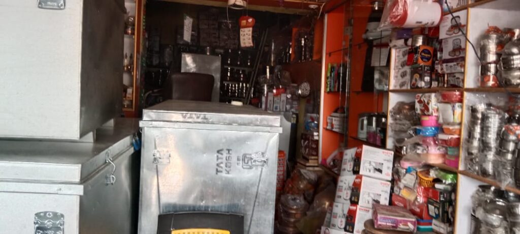 रमना थाना क्षेत्र के सर्वेश्वरी चौक के समीप स्वर्ण वाटिका ज्वेलर्स मे चार दिनों के अंदर दुसरी बार चोरी की घटना से स्थानिए लोग अचंभित है।