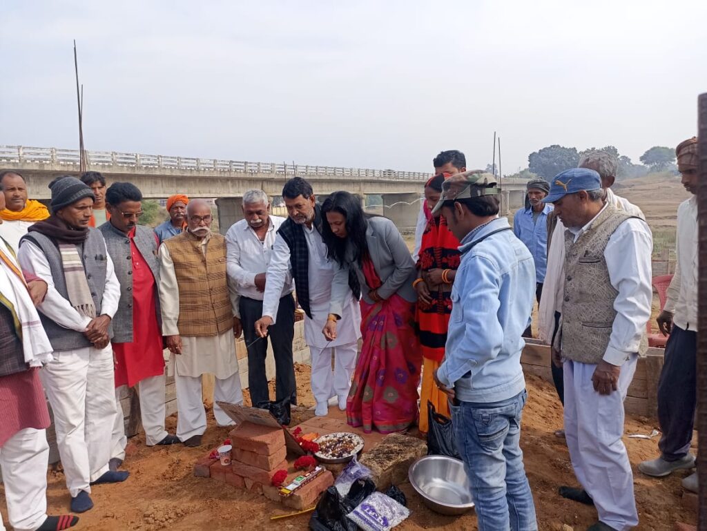 बिशुनपुरा अंचलाधिकारी सुश्री निधि रजवार ने किया सूर्य मंदिर निर्माण में सहयोग।