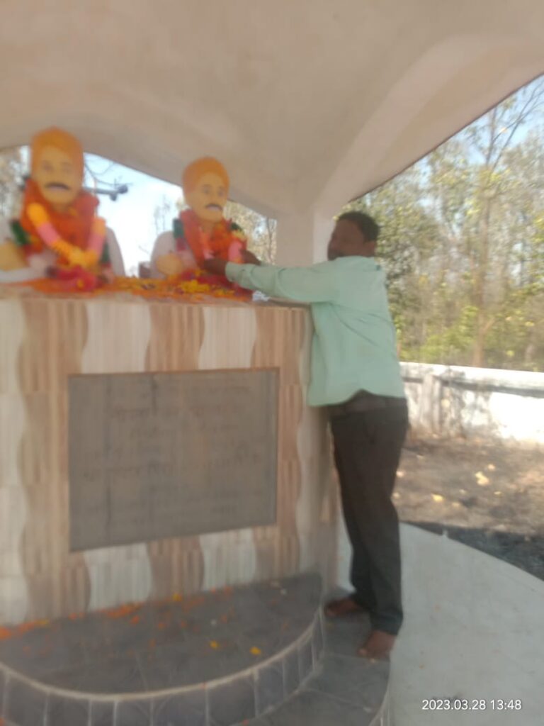 शहीद नीलांबर पीतांबर के प्रतिमा पर विभिन्न दलों ने नेता ने फूल माला चढ़ा कर दिया श्रद्धांजलि!