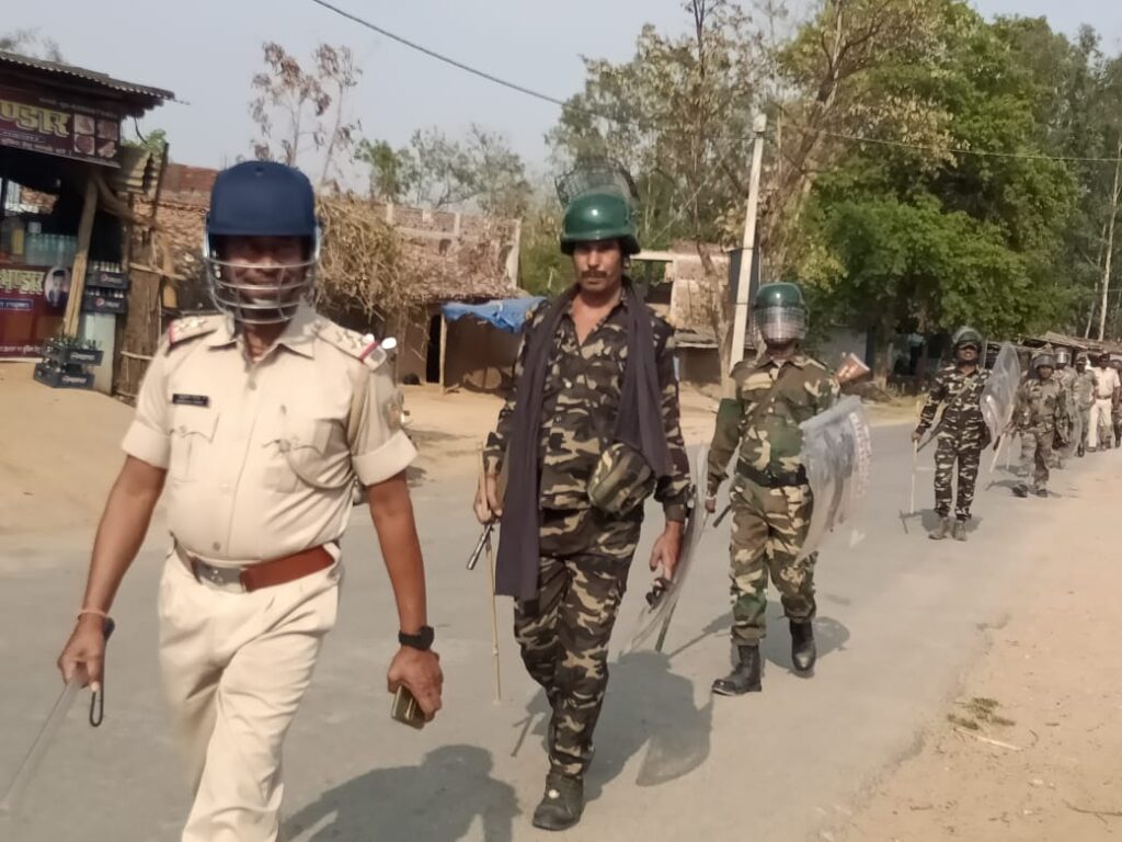 त्योहारों को लेकर पुलिस ने निकाला फ्लैग मार्च, शांति बनाए रखने की अपील